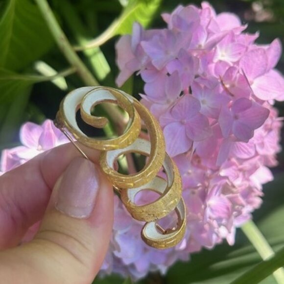 KRAMER Textured Gold White Enamel Ribbon MCM BROOCH - Picture 1 of 9